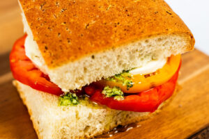 Sandwich Heirloom Tomato and Mozz